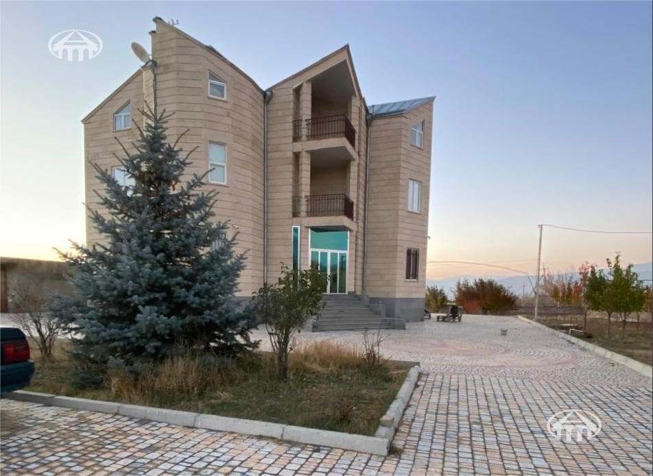 Mansion · 617 m² · Charentcavan