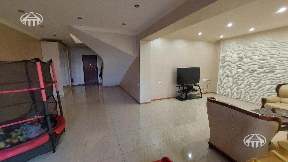 House · 6 rooms · 345 m² · Kanaker-Zeytun