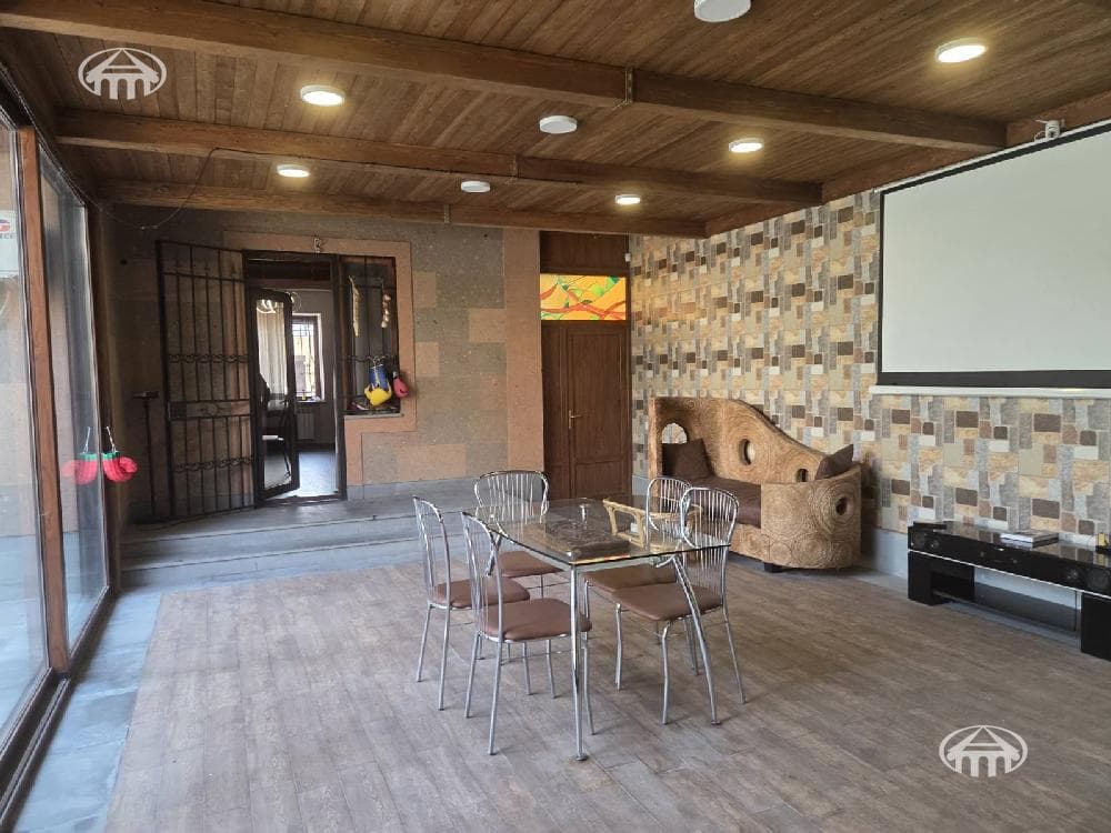 Особняк · 5 комн. · 280 м² · Аджапняк