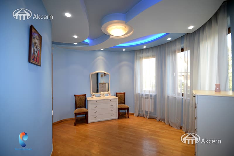 House · 6 rooms · 280 m² · Arabkir