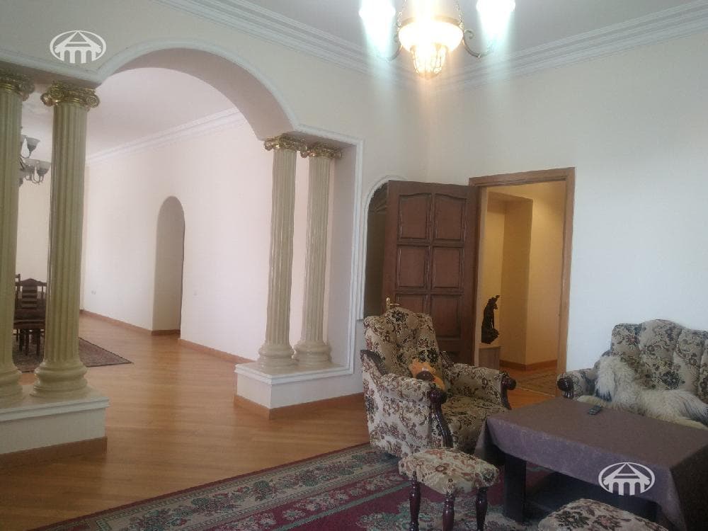 House · 540 m² · Kentron