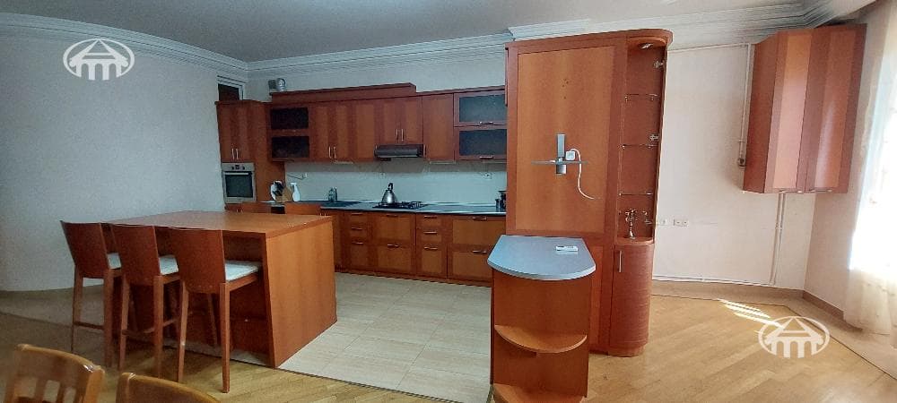 Բնակարան · 4 սեն. · 184 մ² · Կենտրոն