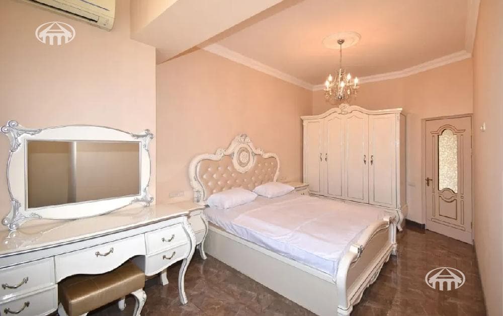 Բնակարան · 5 սեն. · 370 մ² · Կենտրոն — Լուսանկար 13 / 22