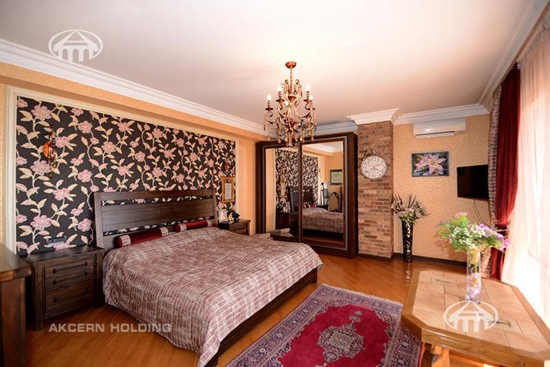 House · 5 rooms · 678 m² · Kentron