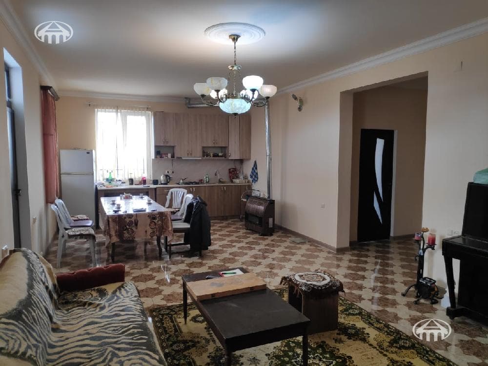 Ամառանոց · 3 սեն. · 125 մ² · Պտղնի