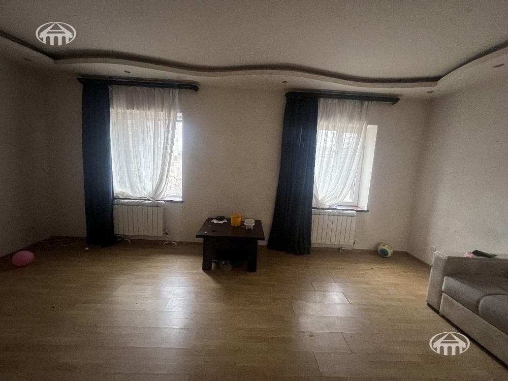 Дом · 5 комн. · 375 м² · Аджапняк