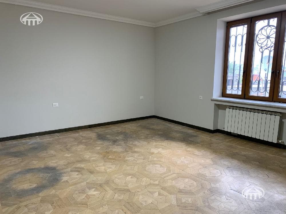 House · 6 rooms · 537 m² · Kentron