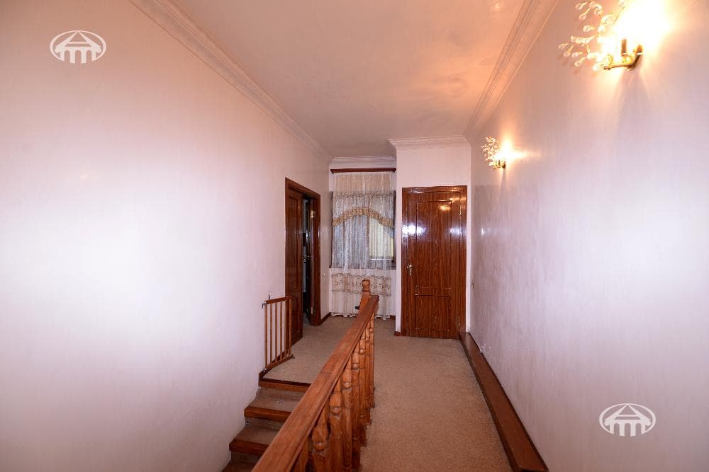 Սեփական տուն · 4 սեն. · 285 մ² · Էրեբունի