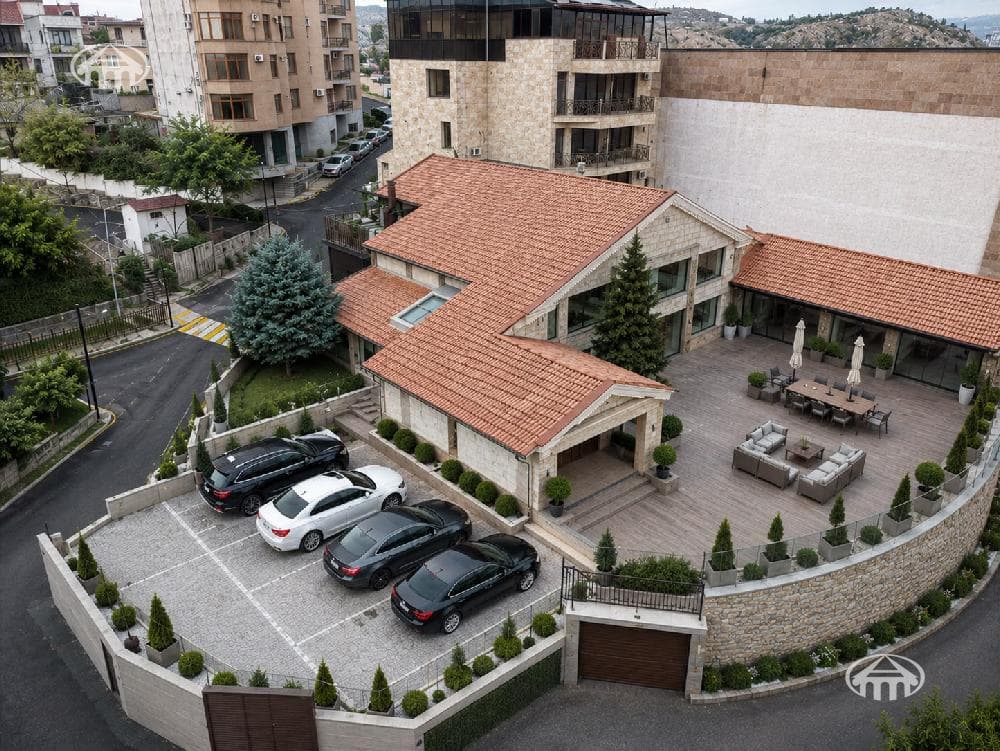 Գրասենյակ · 701 մ² · Կենտրոն