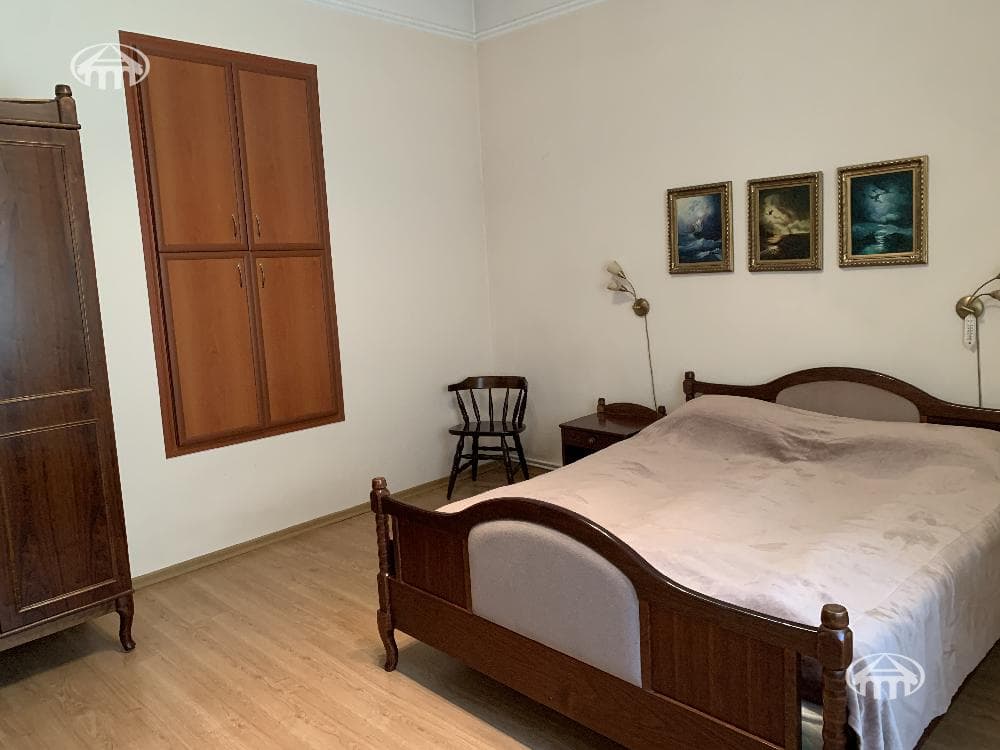 House · 3 rooms · 316 m² · Kentron