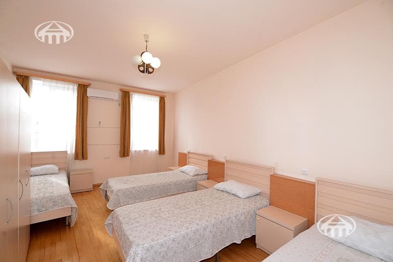 House · 6 rooms · 273 m² · Arabkir