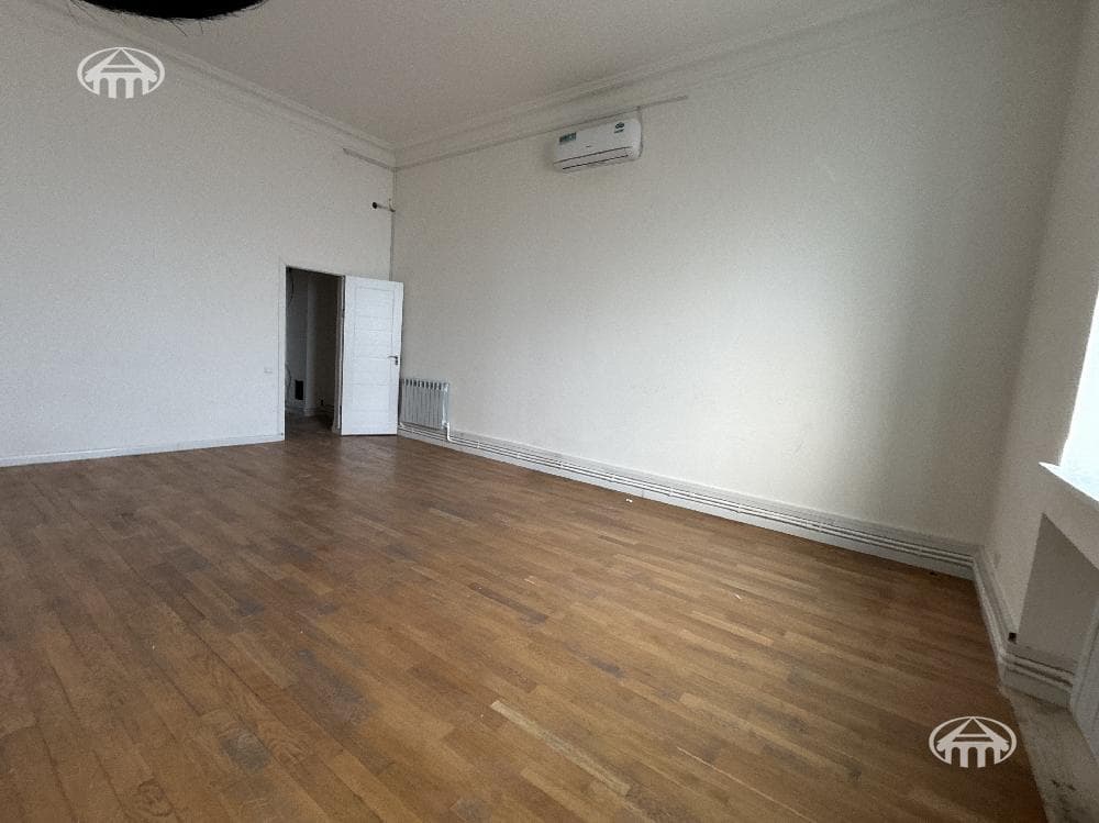 Hotel · 9 rooms · 956 m² · Kentron