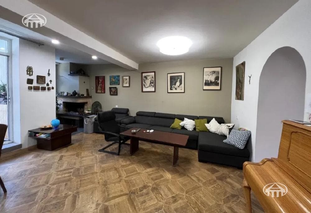 House · 4 rooms · 143 m² · Kentron