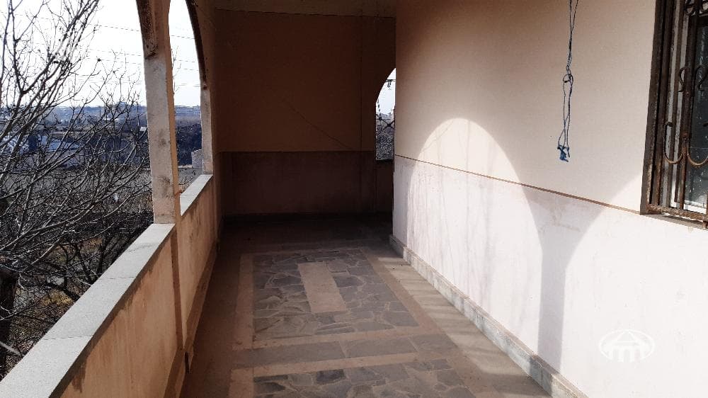 Mansion · 9 rooms · 1,117 m² · Arzni
