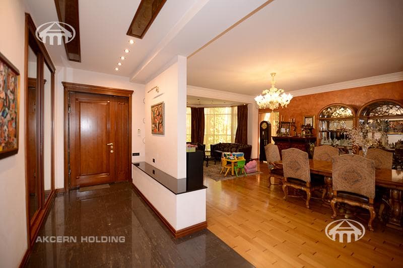 House · 5 rooms · 678 m² · Kentron