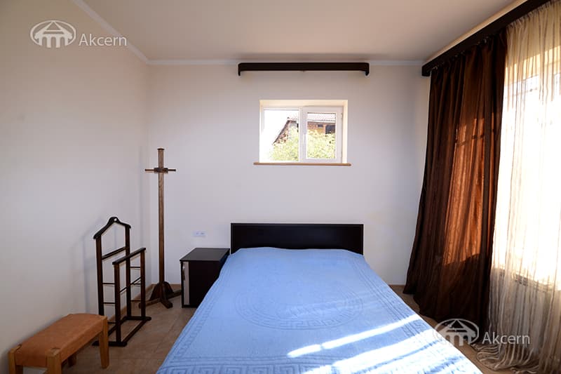 House · 4 rooms · 335 m² · Kentron