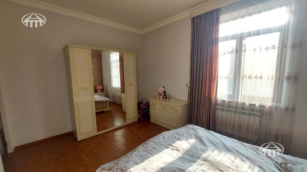 House · 6 rooms · 345 m² · Kanaker-Zeytun