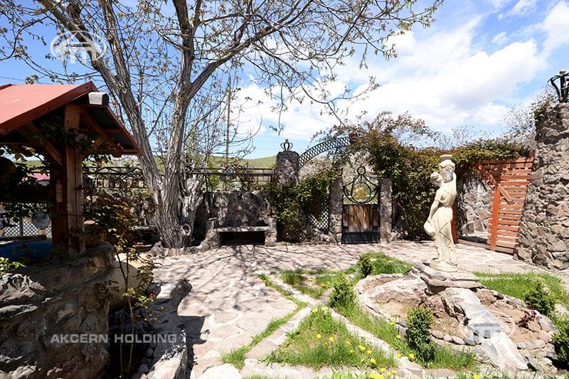 Mansion · 5 rooms · 210 m² · Garni