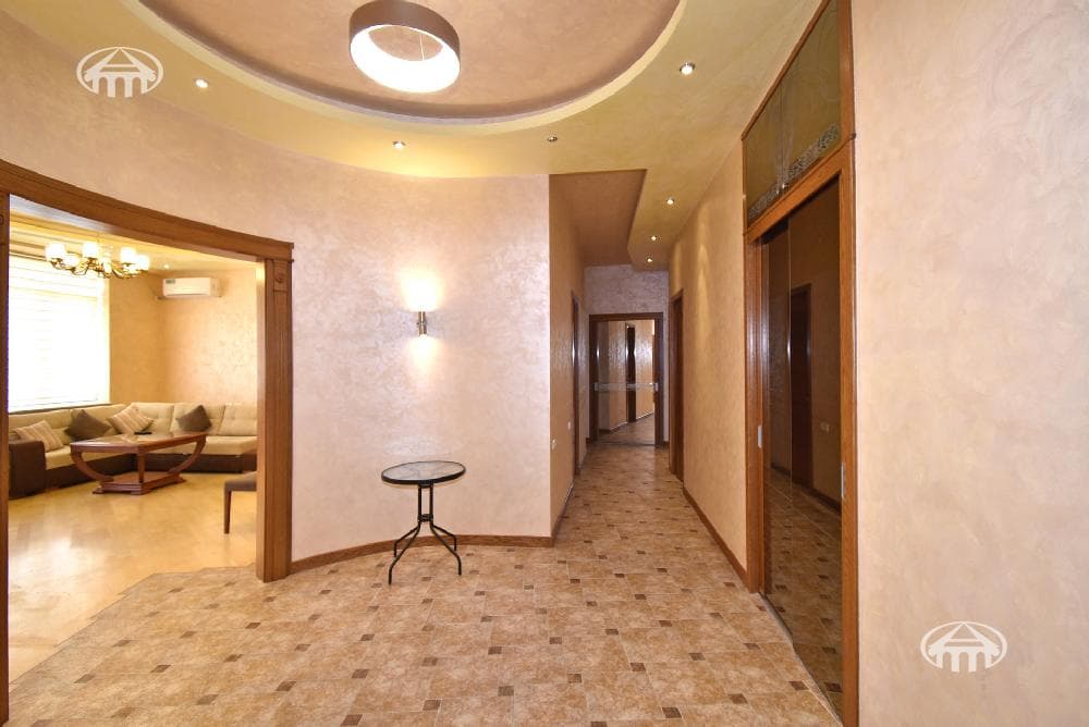 Квартира · 4 комн. · 181 м² · Кентрон