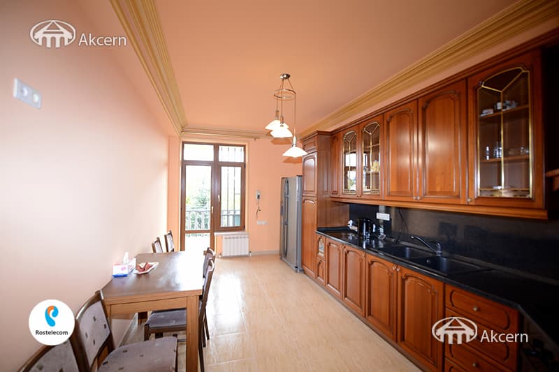 House · 6 rooms · 296 m² · Arabkir