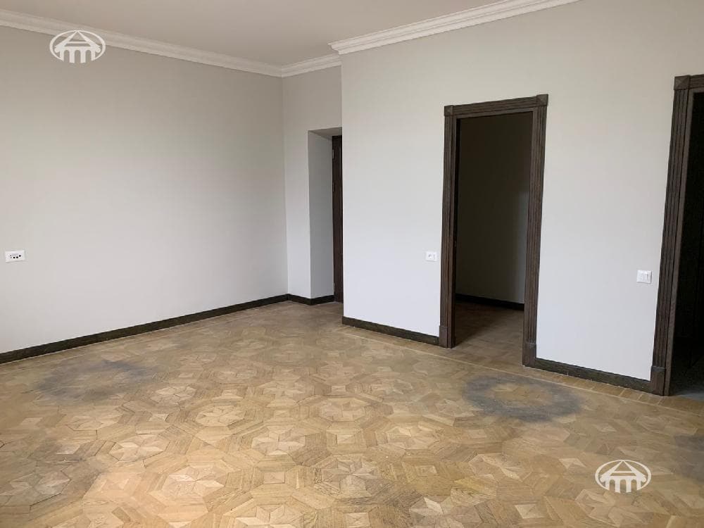 House · 6 rooms · 537 m² · Kentron