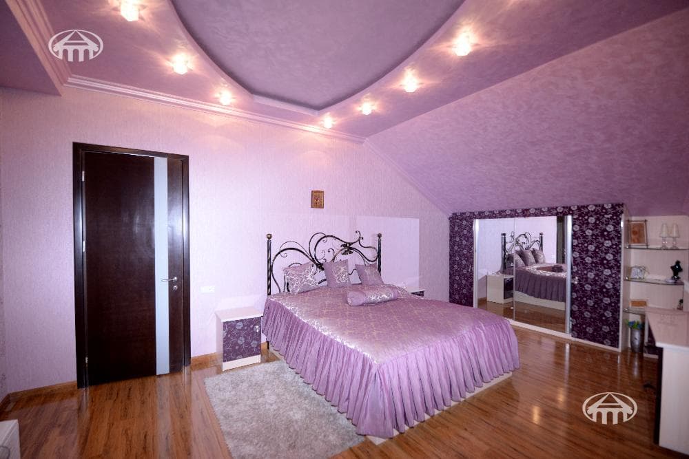 Квартира · 5 комн. · 300 м² · Кентрон