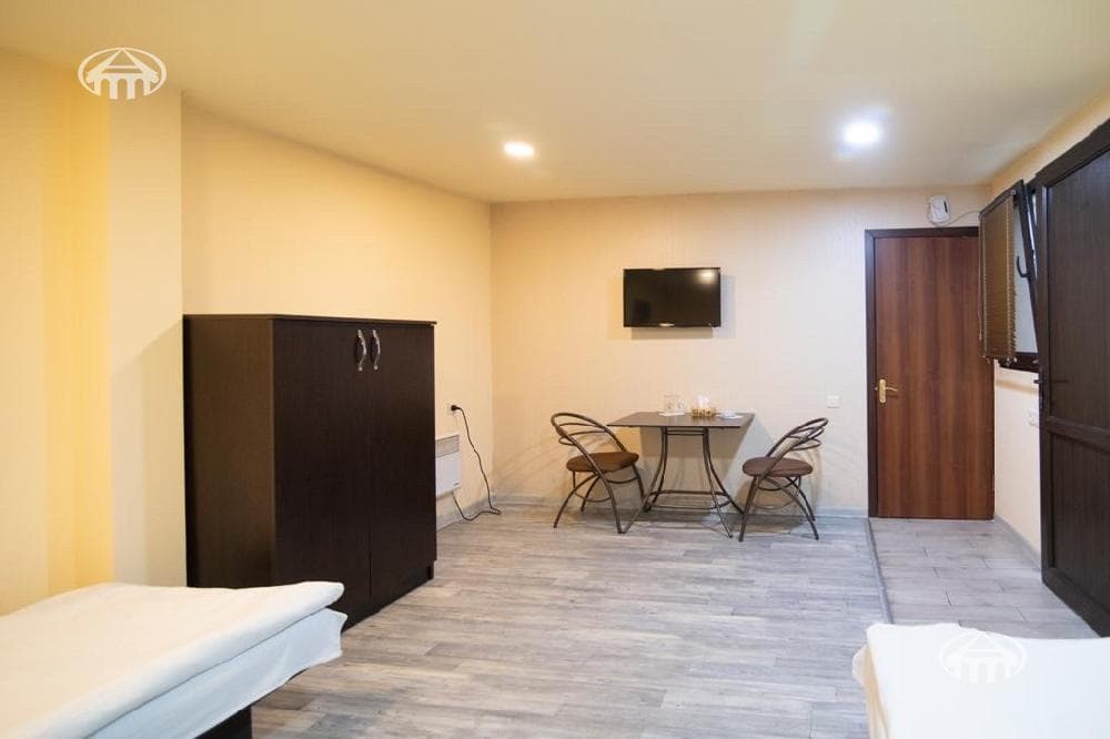 Hotel · 8 rooms · 585 m² · Arabkir