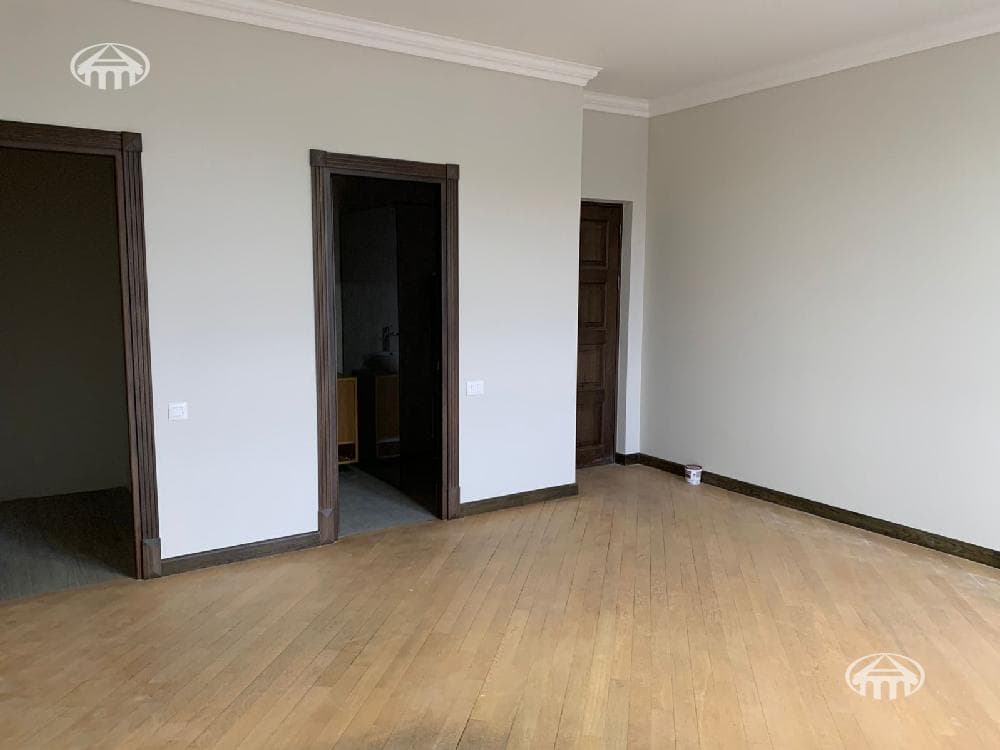 House · 6 rooms · 537 m² · Kentron