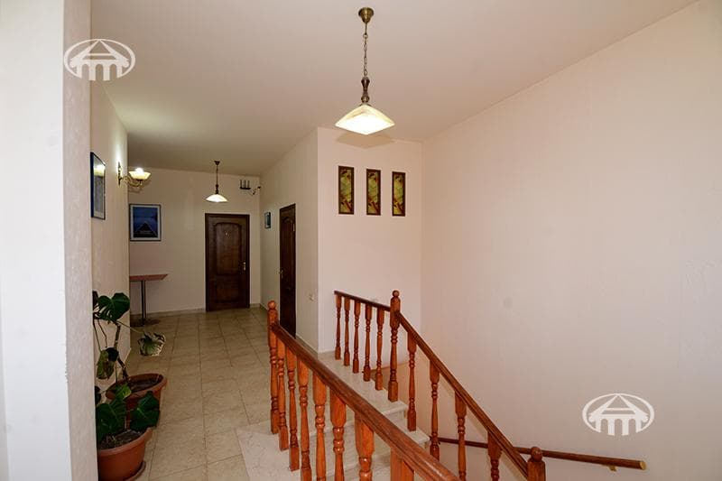 House · 6 rooms · 273 m² · Arabkir