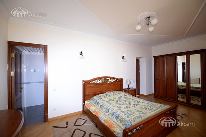 Особняк · 4 комн. · 240 м² · Аджапняк