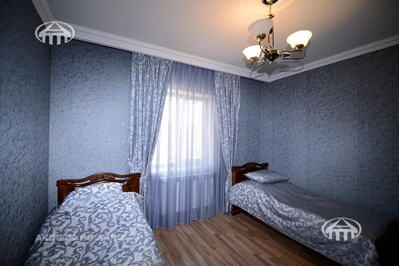 House · 5 rooms · 162 m² · Kentron