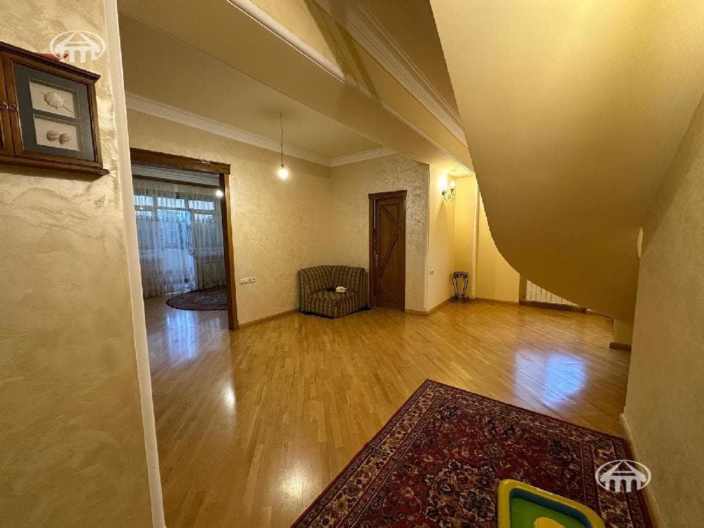 Apartment · 4 rooms · 179 m² · Kentron