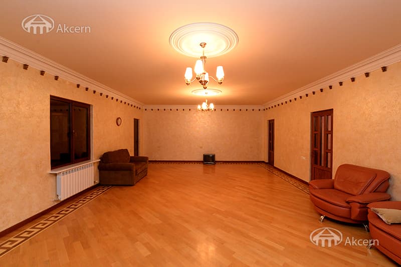 Առանձնատուն · 7 սեն. · 680 մ² · Կենտրոն