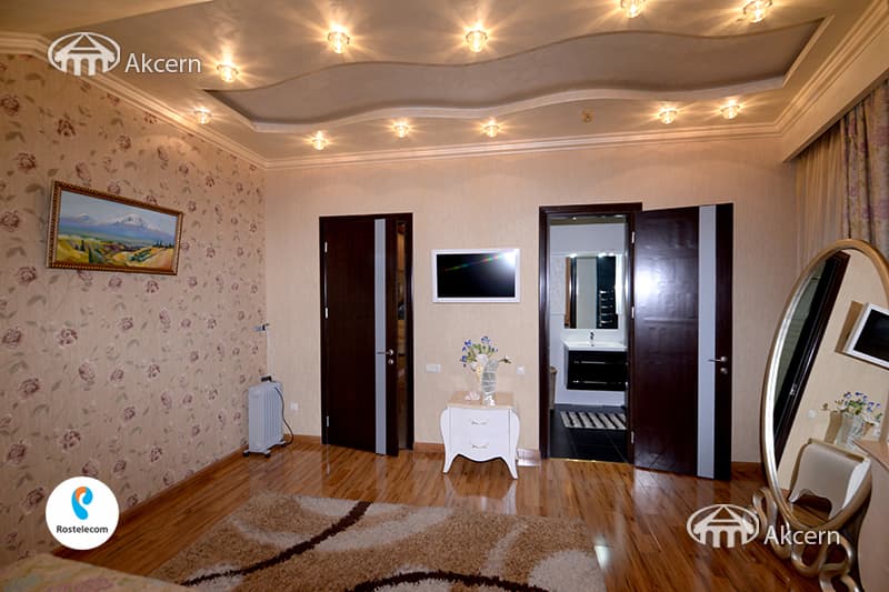 Բնակարան · 5 սեն. · 300 մ² · Կենտրոն