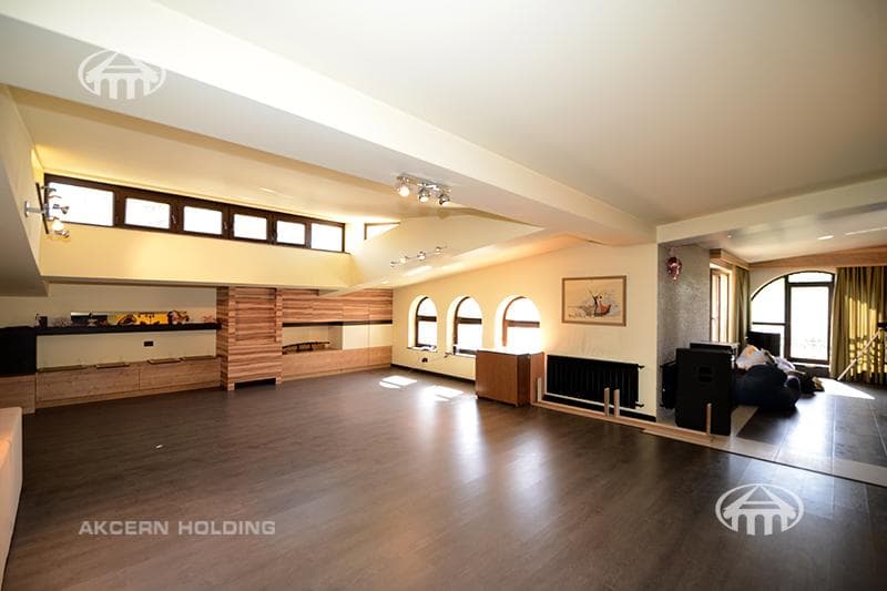 House · 5 rooms · 678 m² · Kentron
