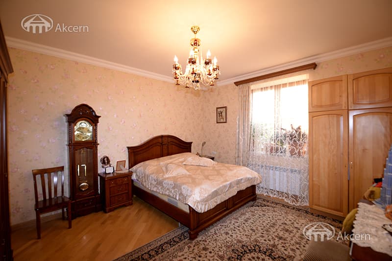Mansion · 5 rooms · 372 m² · v. Arinj