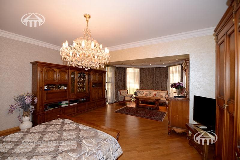 House · 5 rooms · 678 m² · Kentron