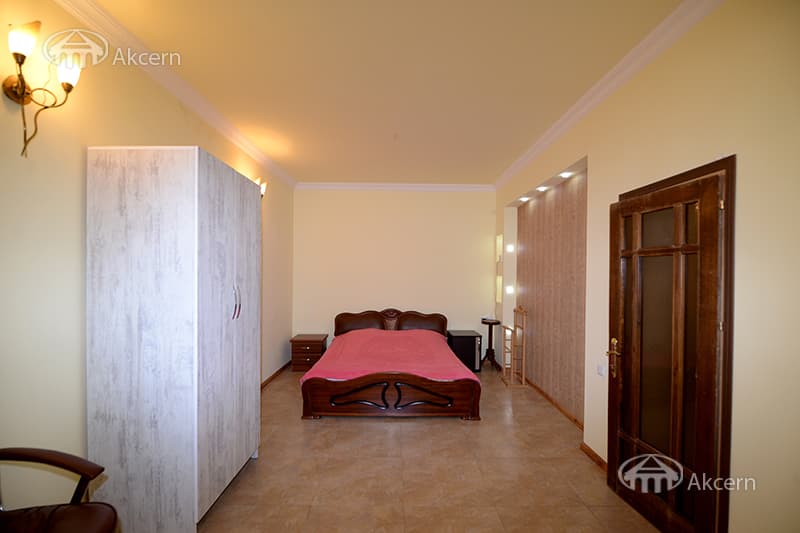 House · 4 rooms · 335 m² · Kentron