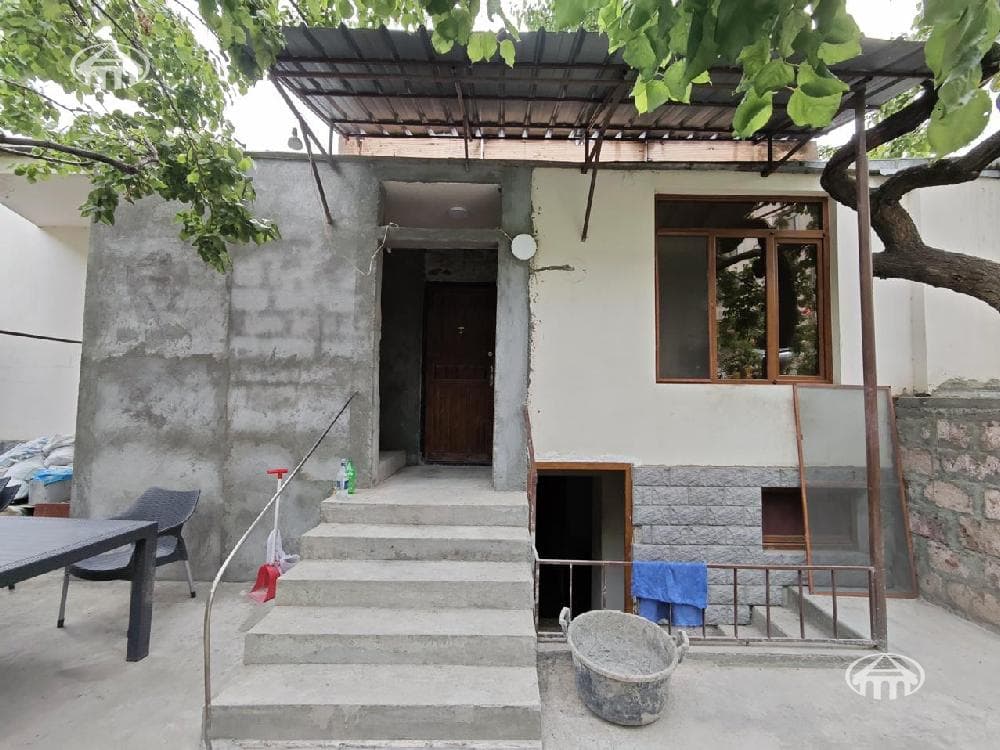 House · 5 rooms · 152 m² · Kentron