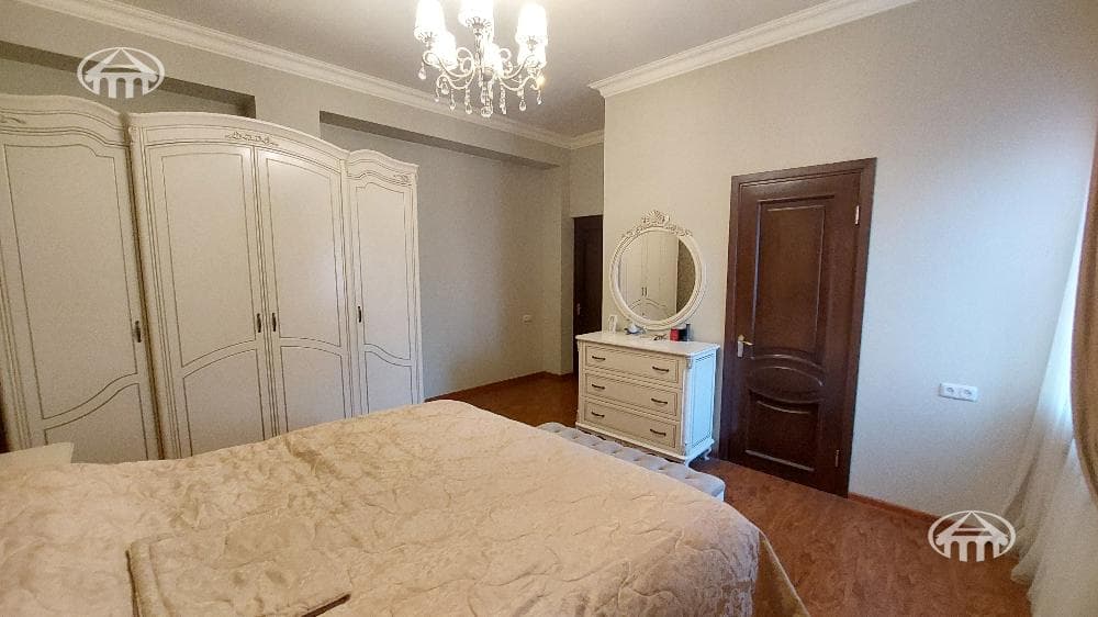 House · 6 rooms · 345 m² · Kanaker-Zeytun