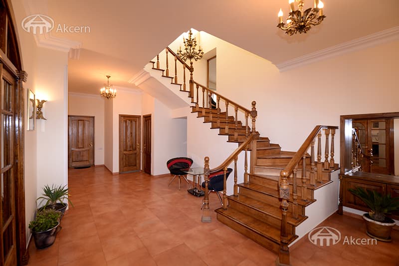 Առանձնատուն · 6 սեն. · 532 մ² · Զովունի