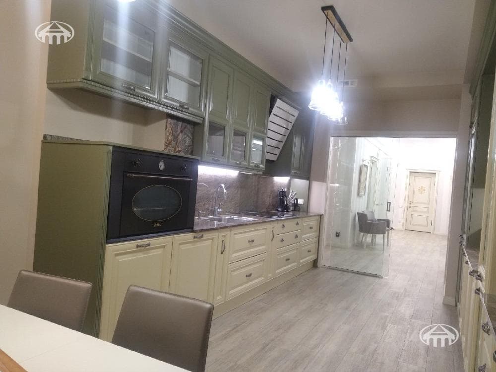 Квартира · 4 комн. · 200 м² · Кентрон
