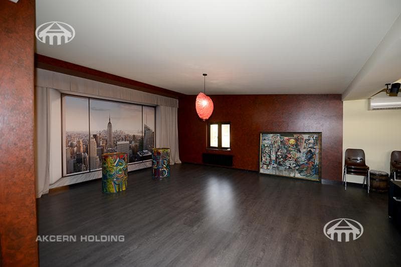 House · 5 rooms · 678 m² · Kentron