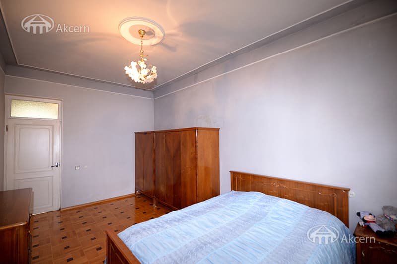 House · 7 rooms · 460 m² · Kentron