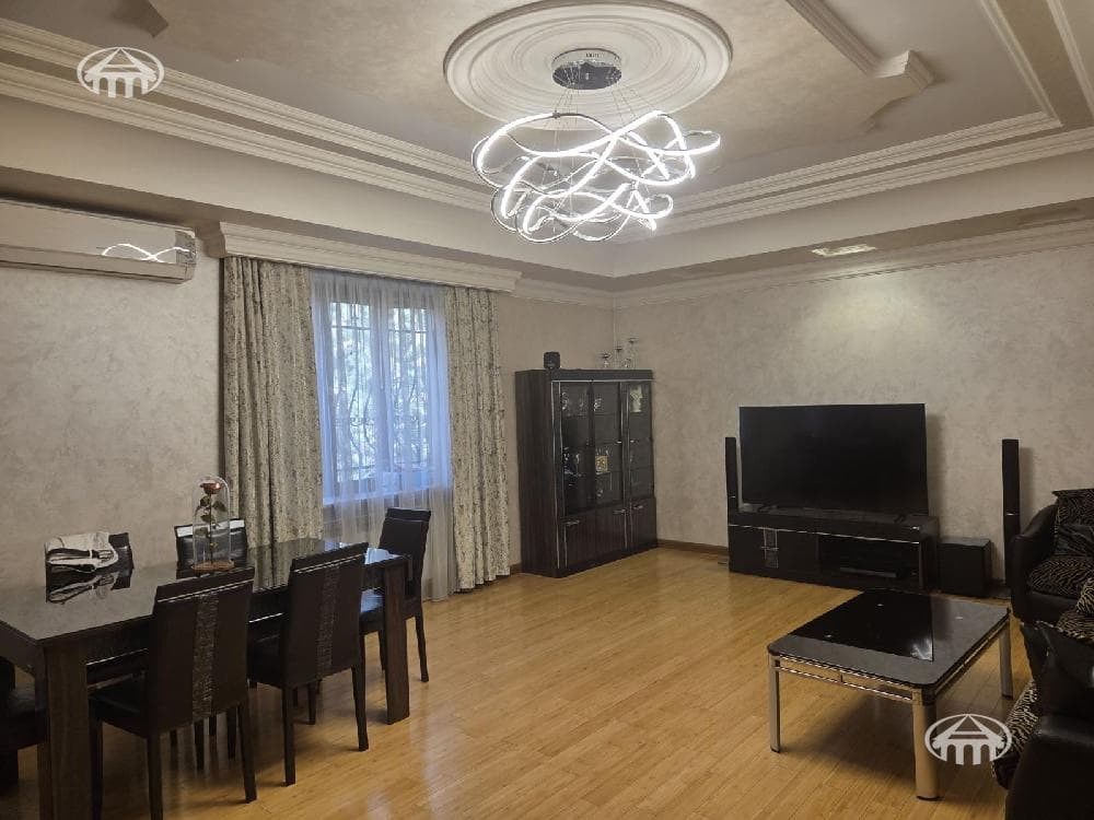 Особняк · 5 комн. · 280 м² · Аджапняк