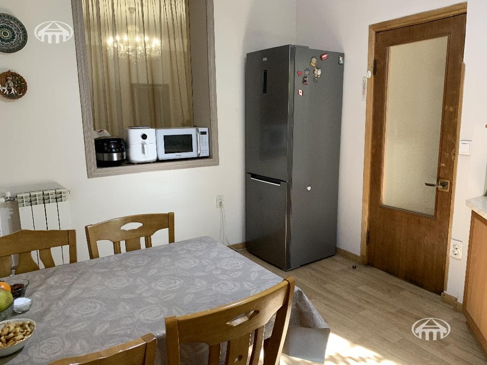House · 3 rooms · 316 m² · Kentron