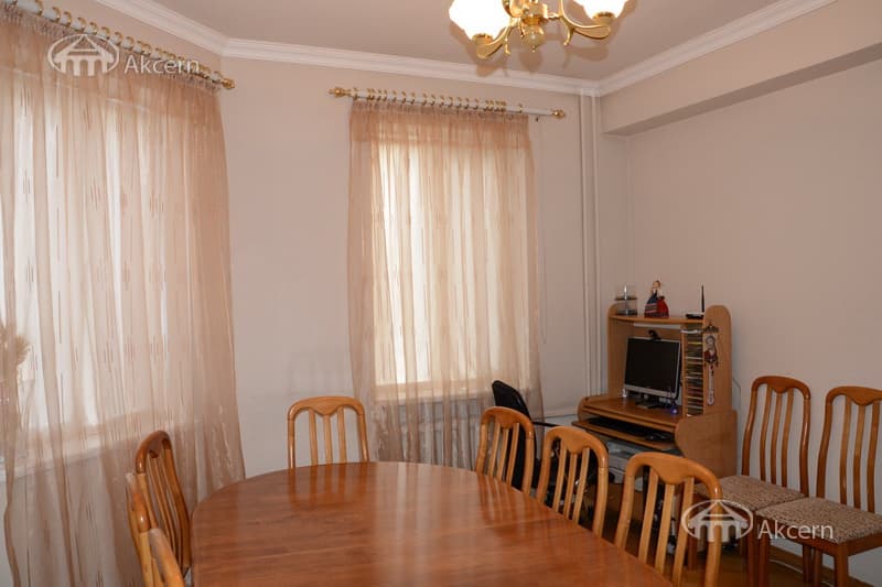 House · 6 rooms · 250 m² · Arabkir