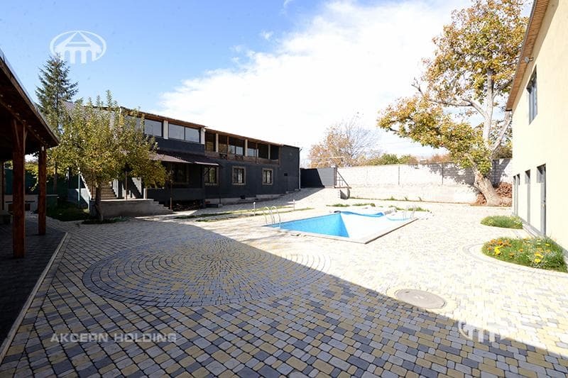 Mansion · 5 rooms · 350 m² · Garni