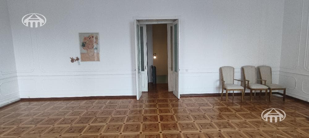 Առանձնատուն · 6 սեն. · 180 մ² · Կենտրոն