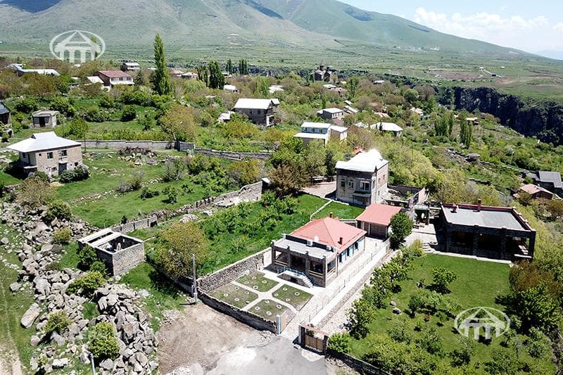 Mansion · 4 rooms · 244 m² · Saghmosavan